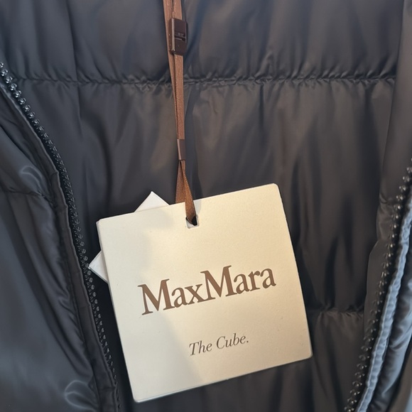 MaxMara The Cube Down Poncho - Picture 9 of 14